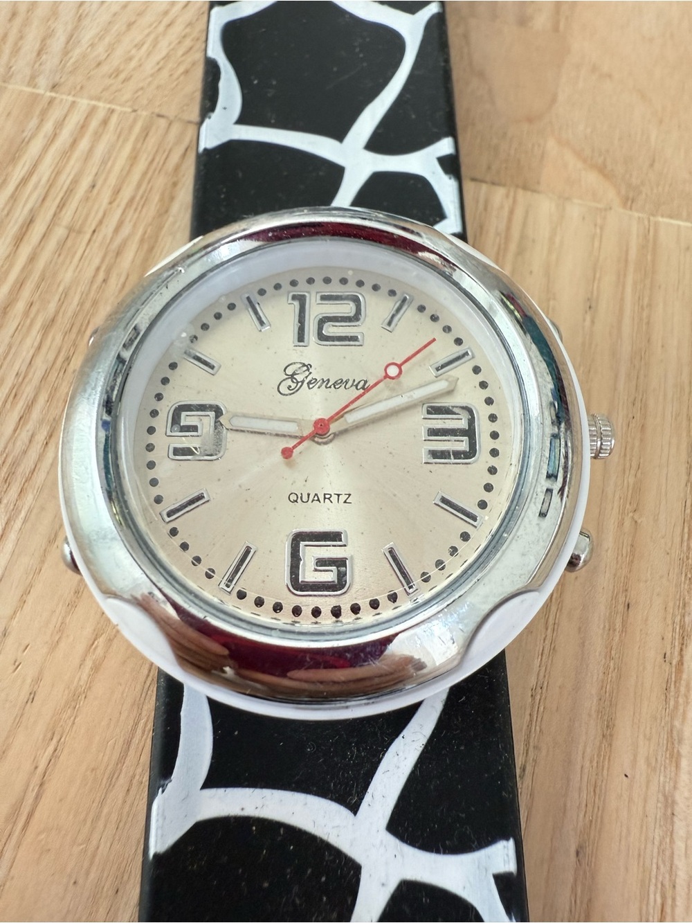 Geneva ladies silver tone black white slap bracelet fashion watch NEW BATTERY